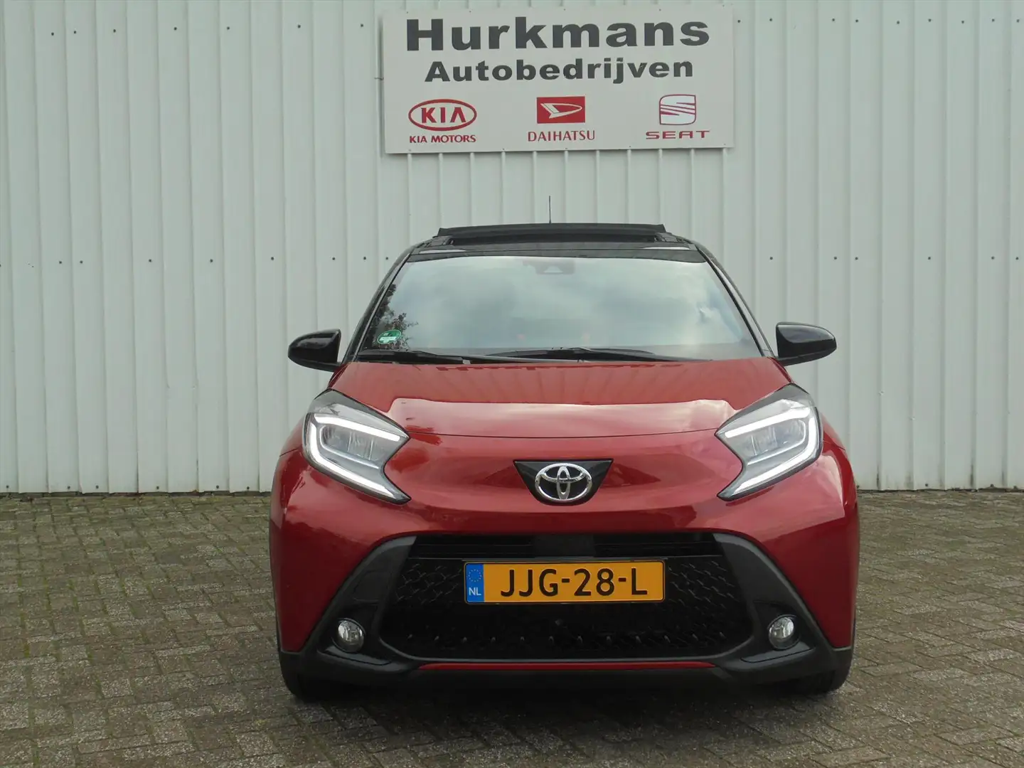 Toyota Aygo X 1.0 VVT-i AUTOMAAT CABRIODAK CLIMATE CONTROL Rood - 2