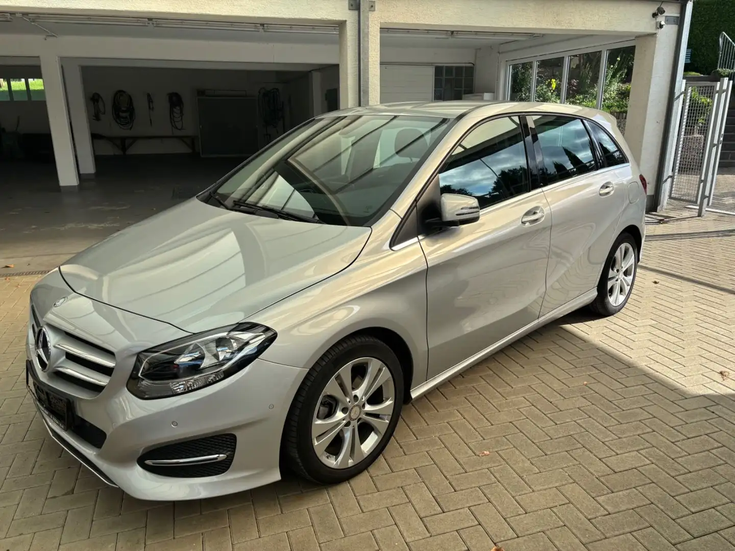 Mercedes-Benz B 180 Urban Parktr.Sitzh.Navi Plateado - 1