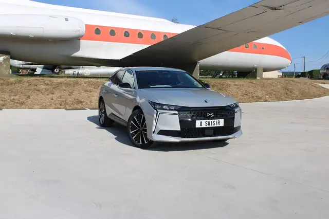 DS Automobiles N°4