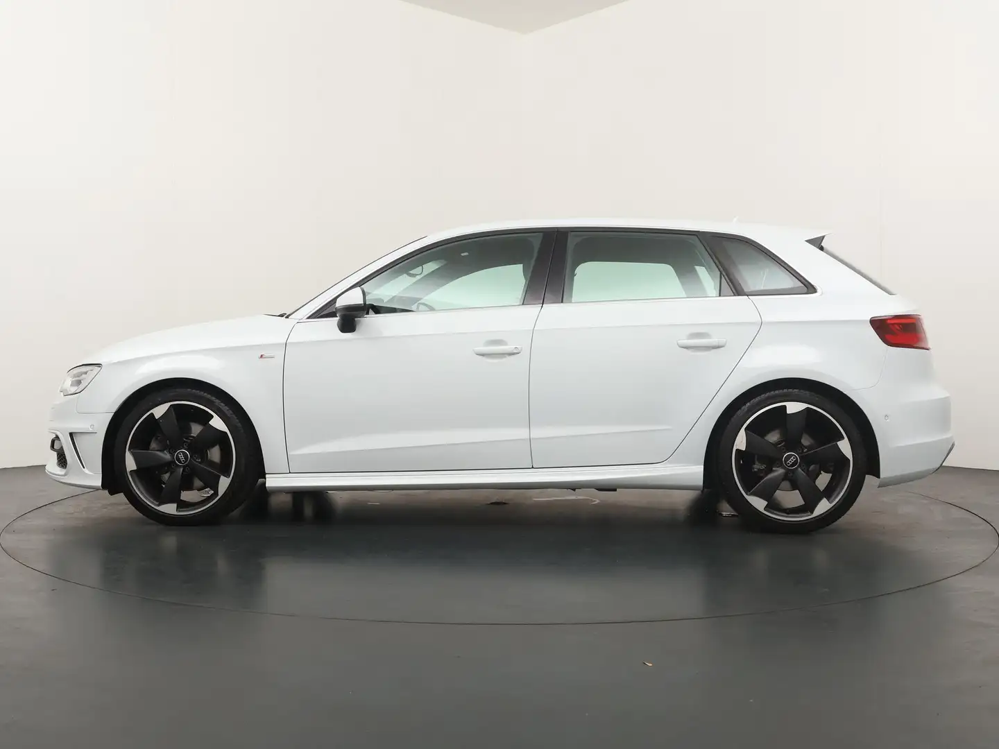 Audi A3 Sportback 1.8 TFSI Attraction Pro Line - Parkeerse Blanc - 2