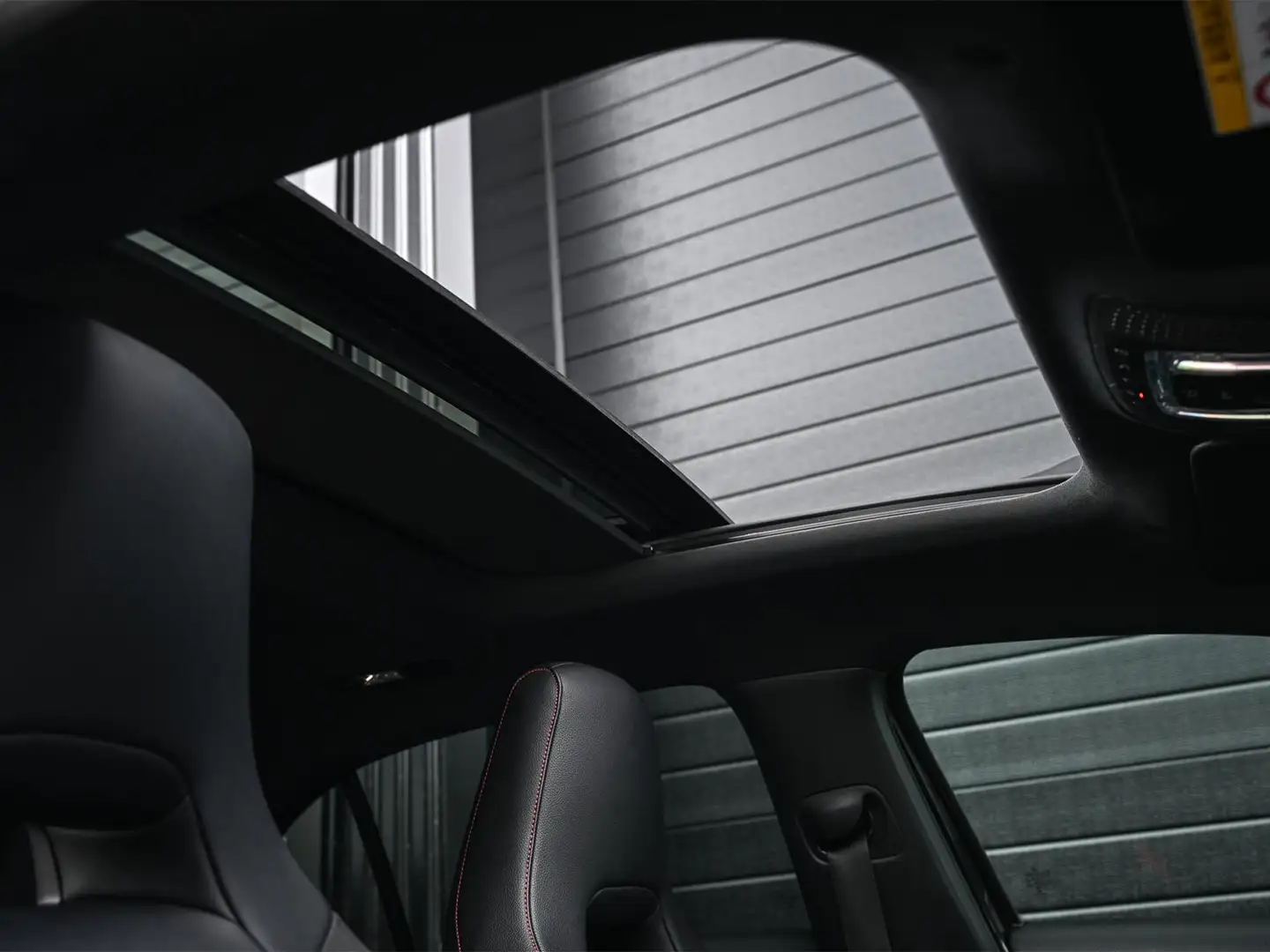 Mercedes-Benz A 250 Premium Plus | AMG Line | Panoramadak | Led | Burm Schwarz - 2