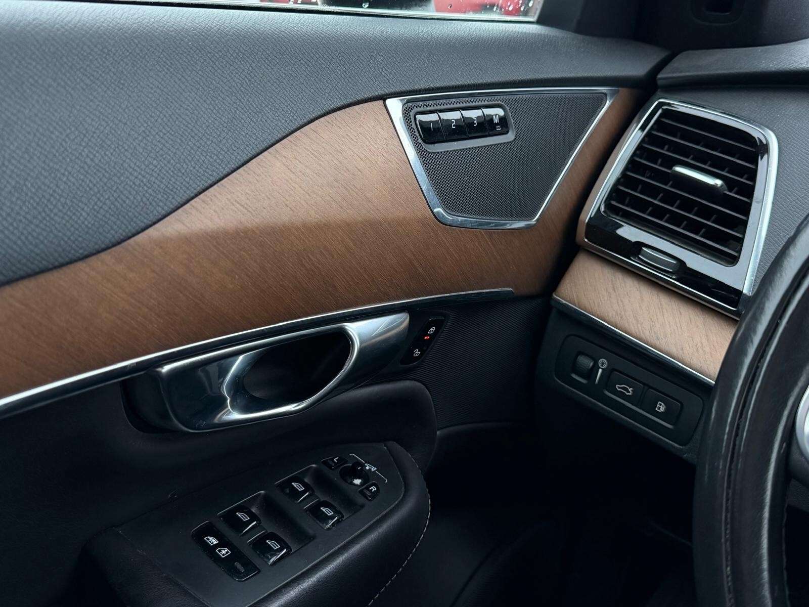 2017 Volvo XC90 T8 PHEV Inscription thumb 11