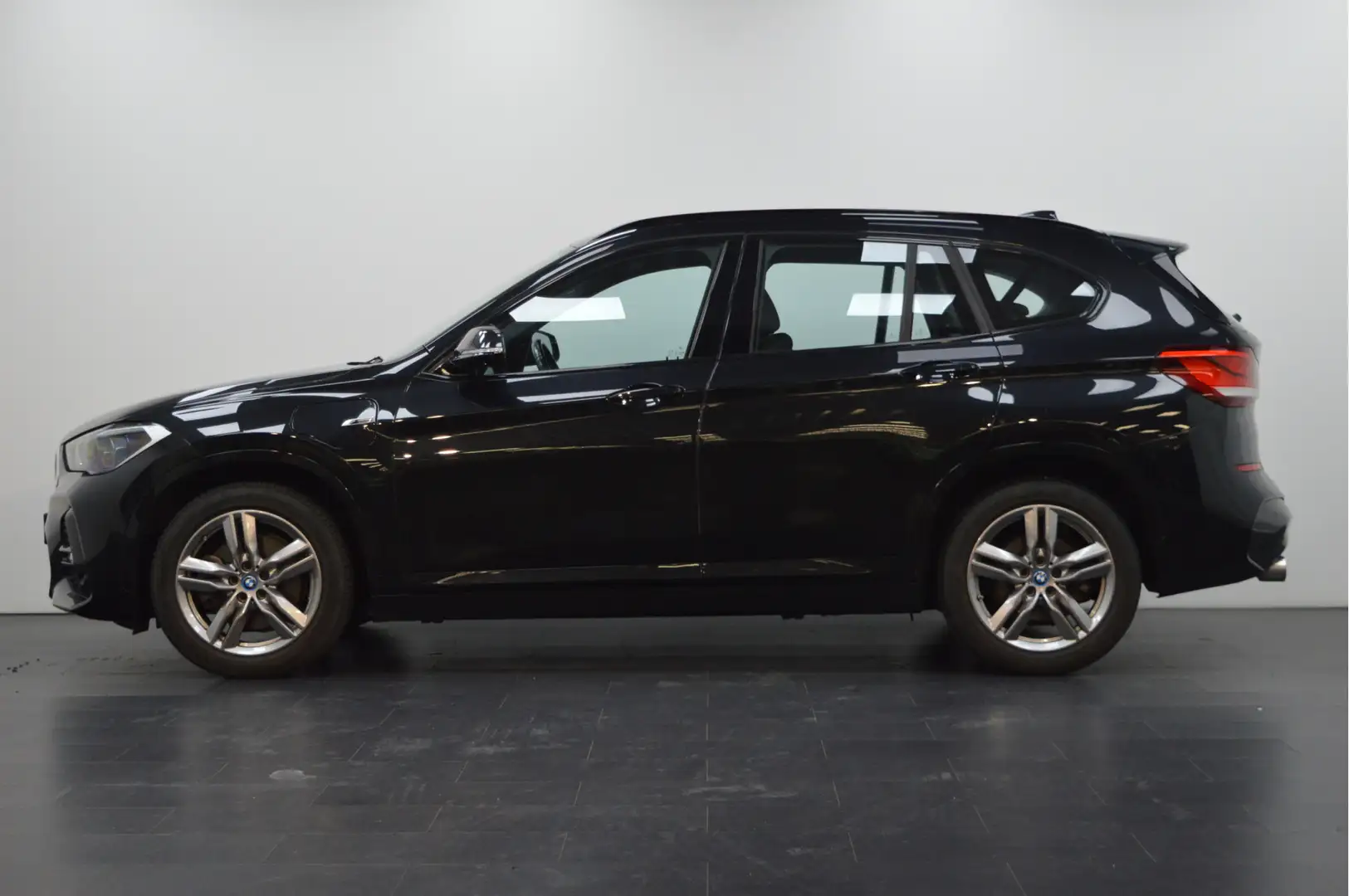 BMW X1 xDrive25e M Sport Automaat / Achteruitrijcamera / Zwart - 2