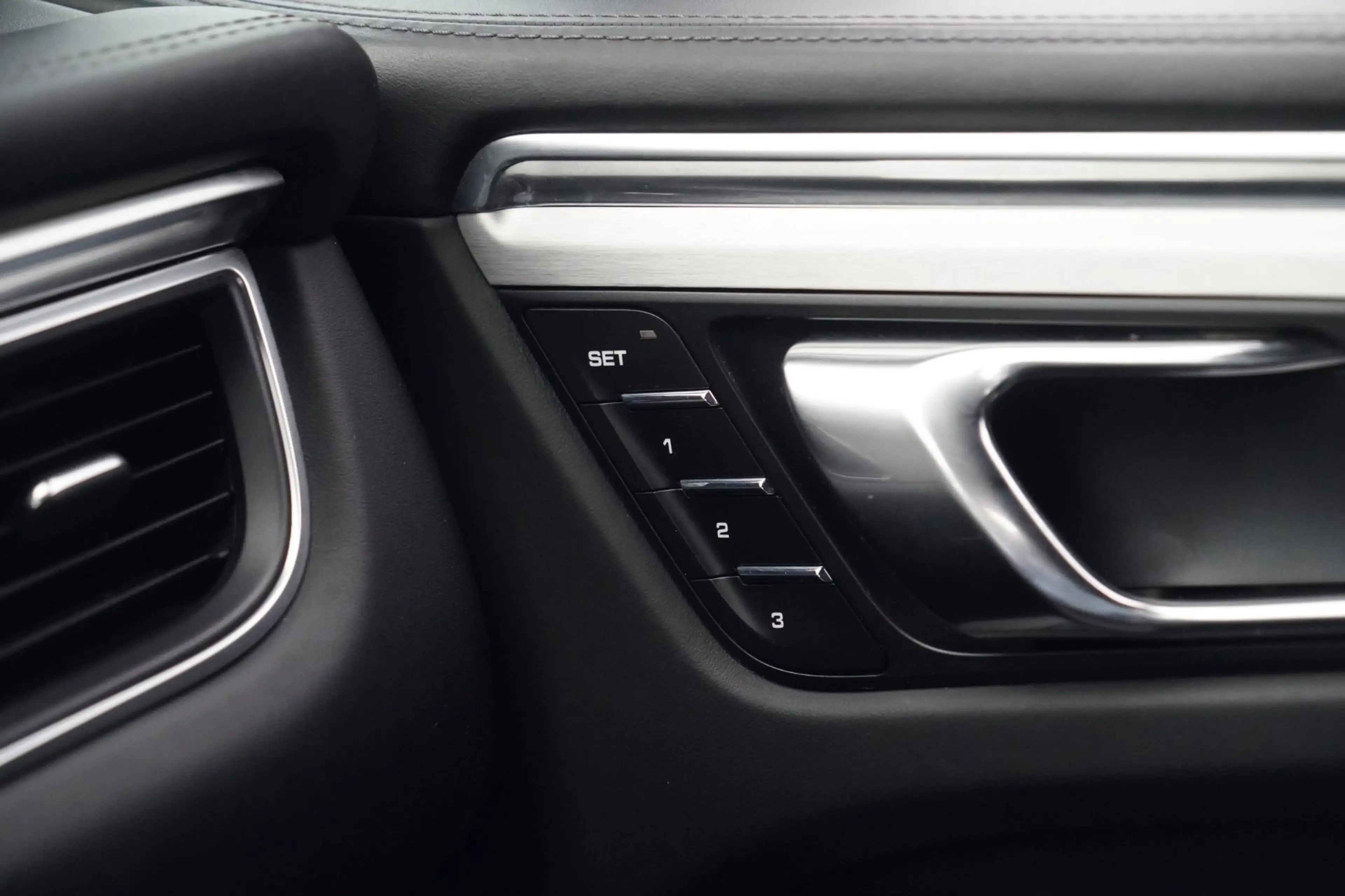 Porsche Macan 3.6 Turbo / NL-Auto / Camera / Navi / Luchtvering — photo 28