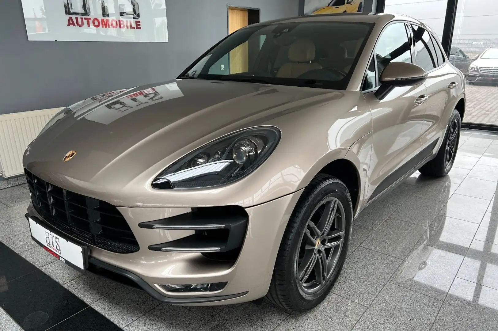 Porsche Macan Beige - 2