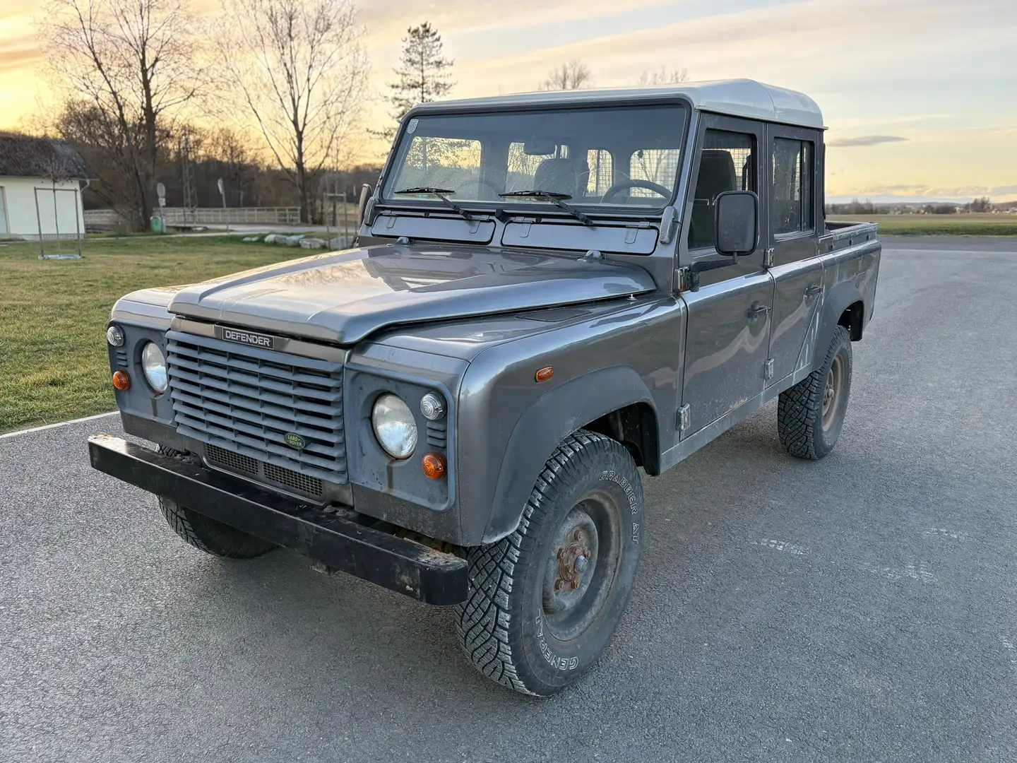 Land Rover Defender 110 TD5, 1. besitz mit erst 142.000km Grau - 1