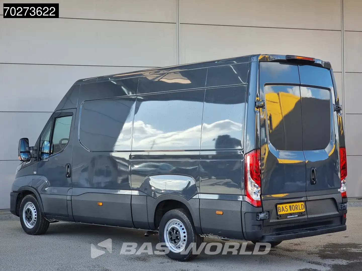 Iveco Daily 35S14 Automaat L2H2 Airco Cruise Parkeersensoren L Grijs - 2