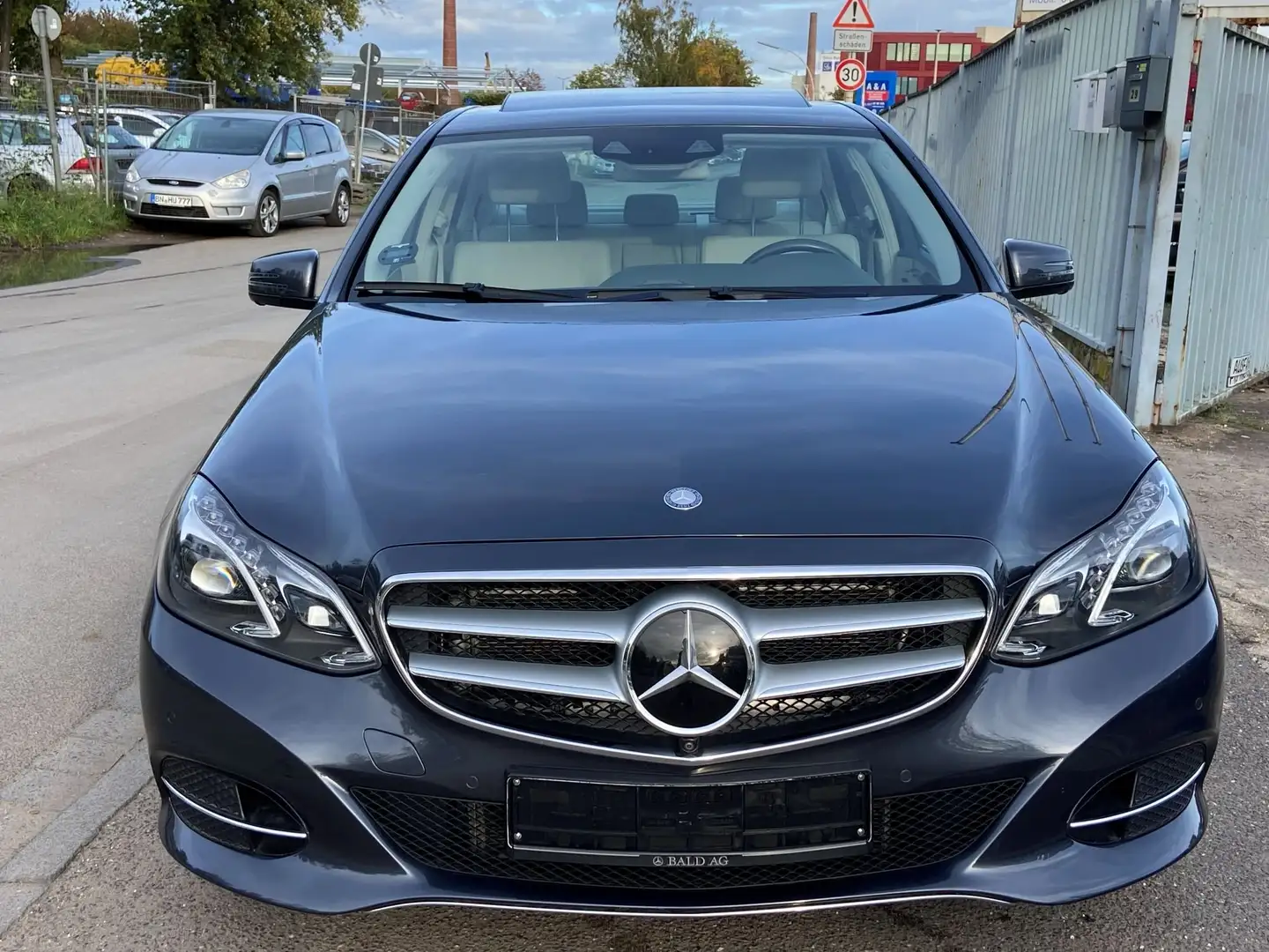 Mercedes-Benz E 400 E 400 4Matic Kamera/Navi/Schiebedach/LED/el.Sitze Grau - 2