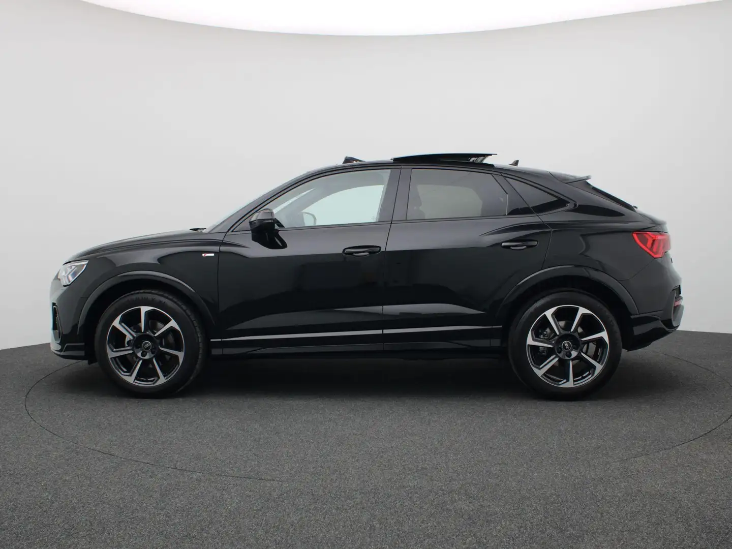 Audi Q3 Sportback 35 TFSI S Edition Competition 150PK DSG Zwart - 2
