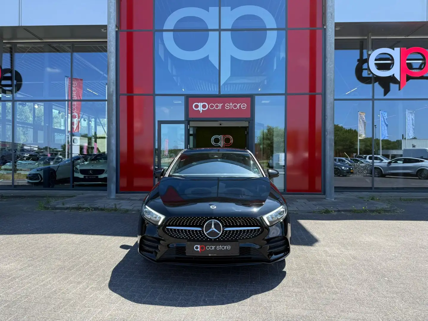 Mercedes-Benz A 250 e Business Solution AMG Limited Zwart - 2