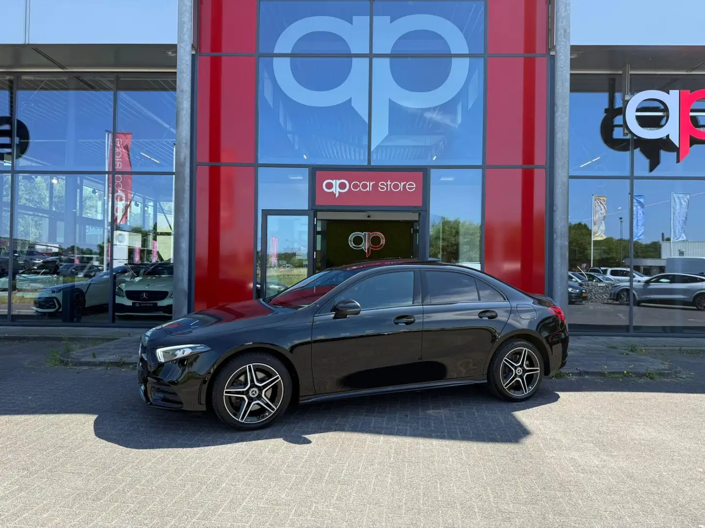 Mercedes-Benz A 250 e Business Solution AMG Limited Zwart - 1
