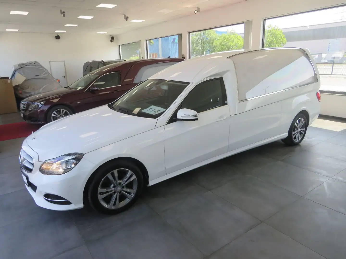 Mercedes-Benz E 250 Kuhlmann Cars Bestattungswagen / Leichenwagen Blanc - 1