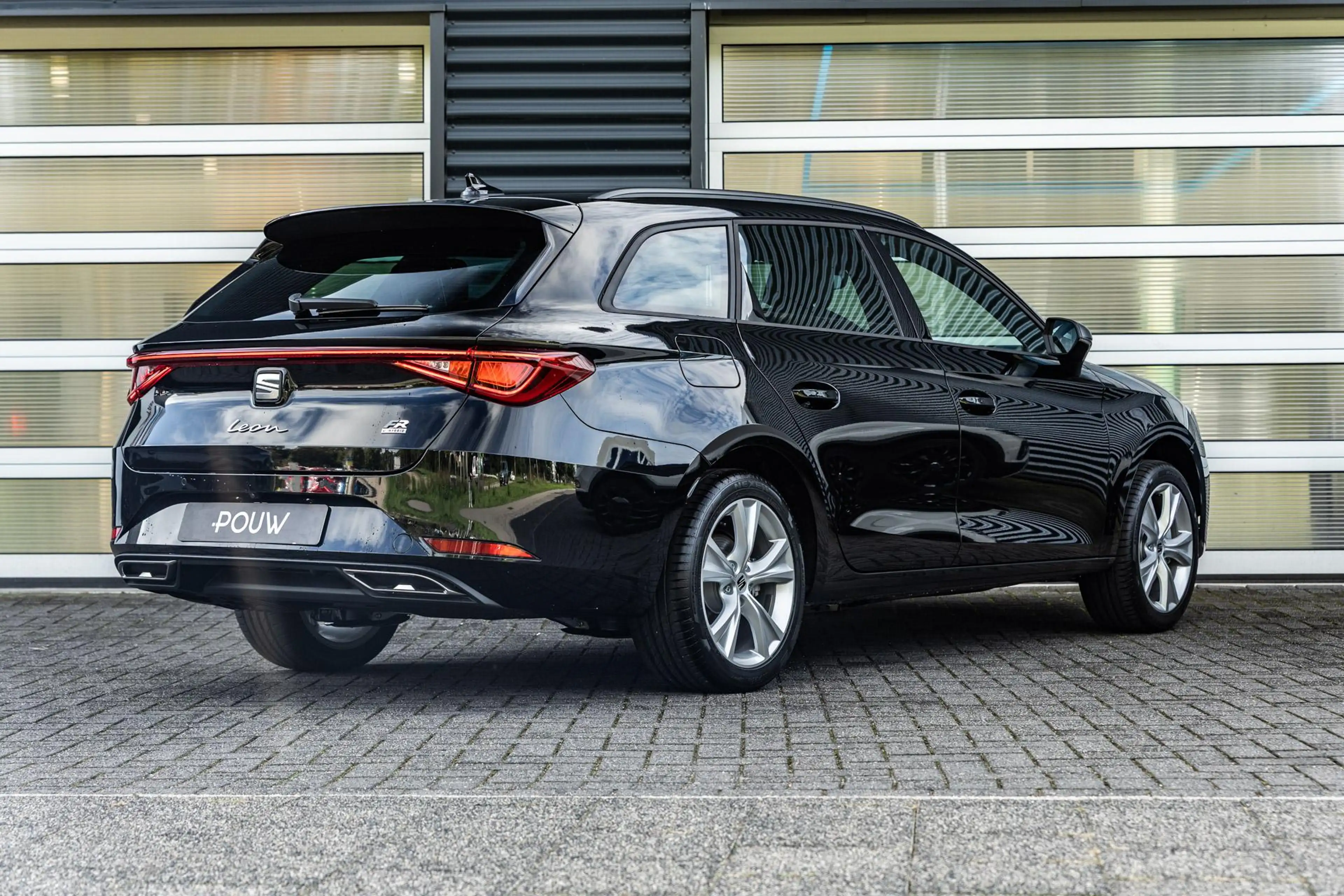 SEAT Leon e-Hybrid Sportstourer 1.5 TSI 204pk DSG FR Business | Trekh — photo 2