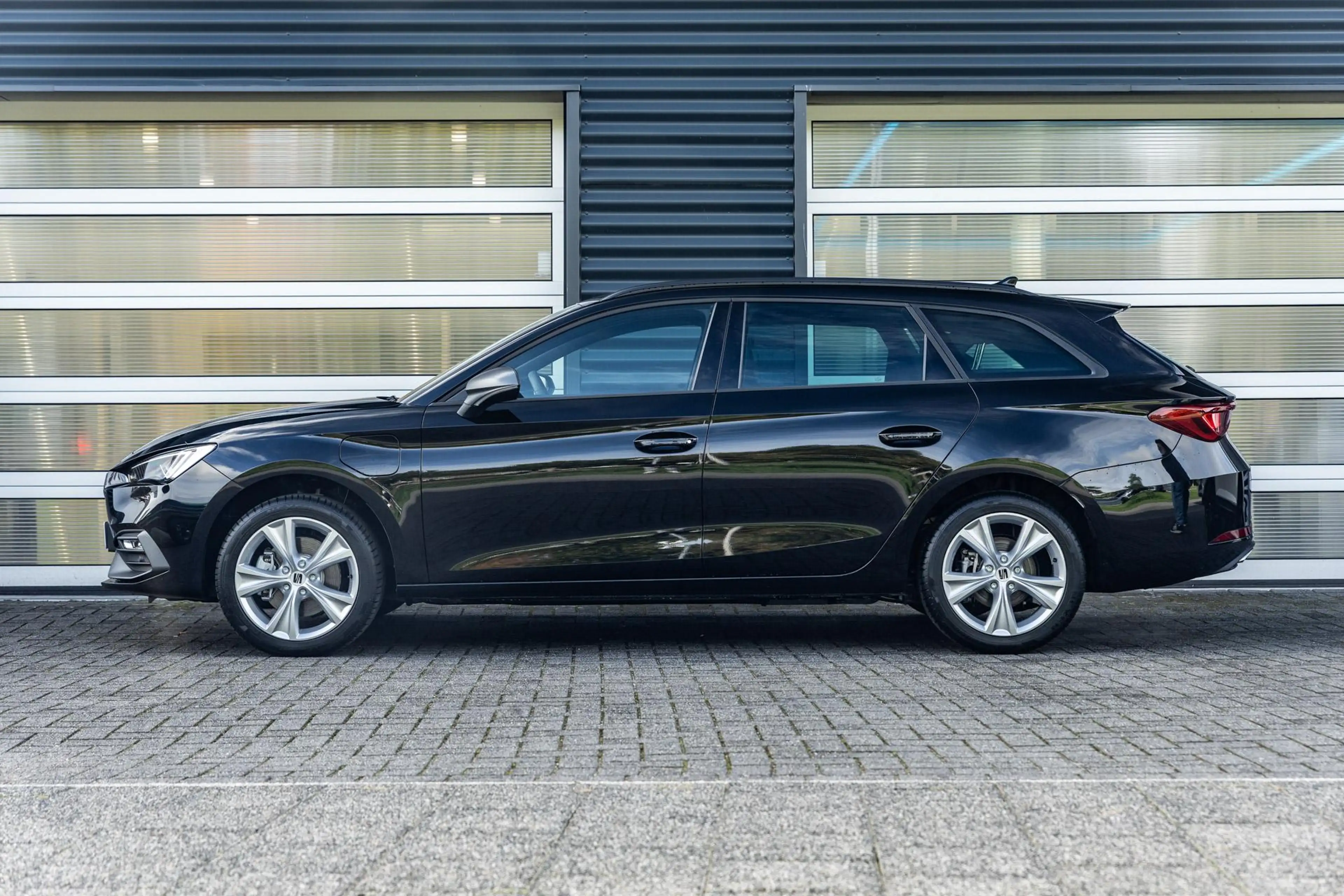 SEAT Leon e-Hybrid Sportstourer 1.5 TSI 204pk DSG FR Business | Trekh — photo 11