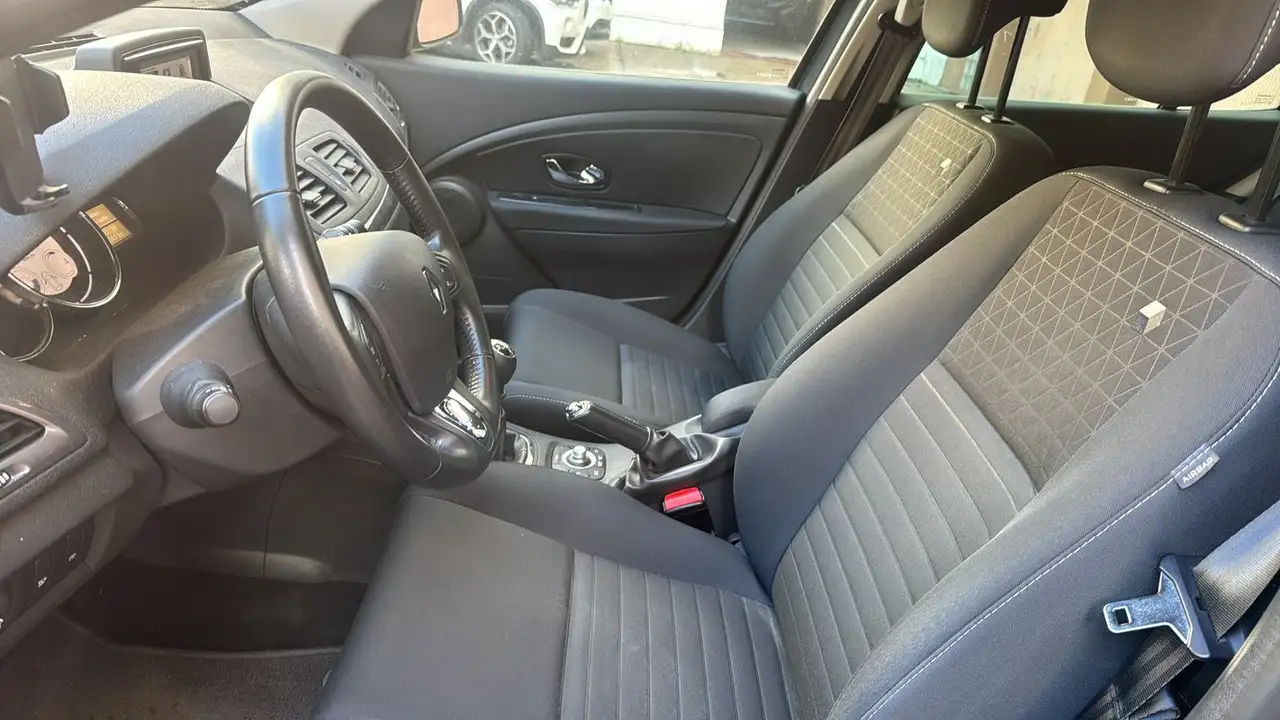 Renault Megane Citadine 5 portes — photo 25