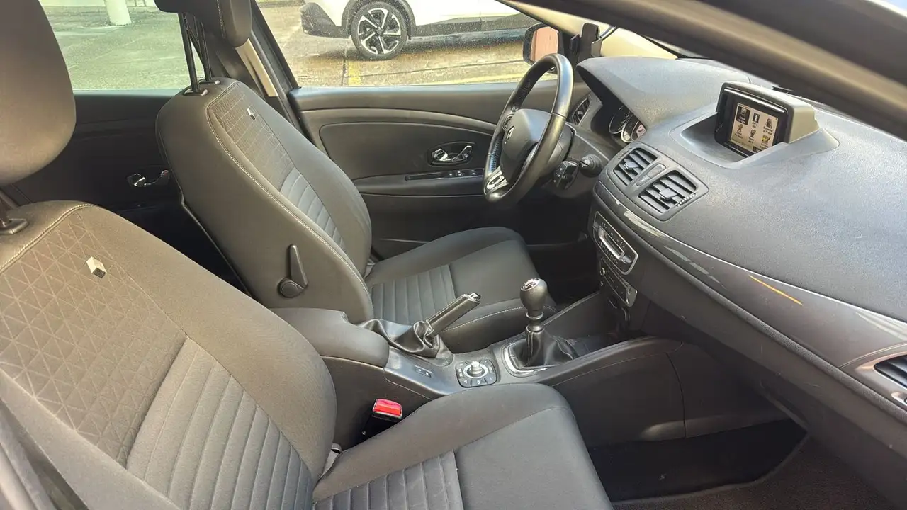 Renault Megane Citadine 5 portes — photo 27