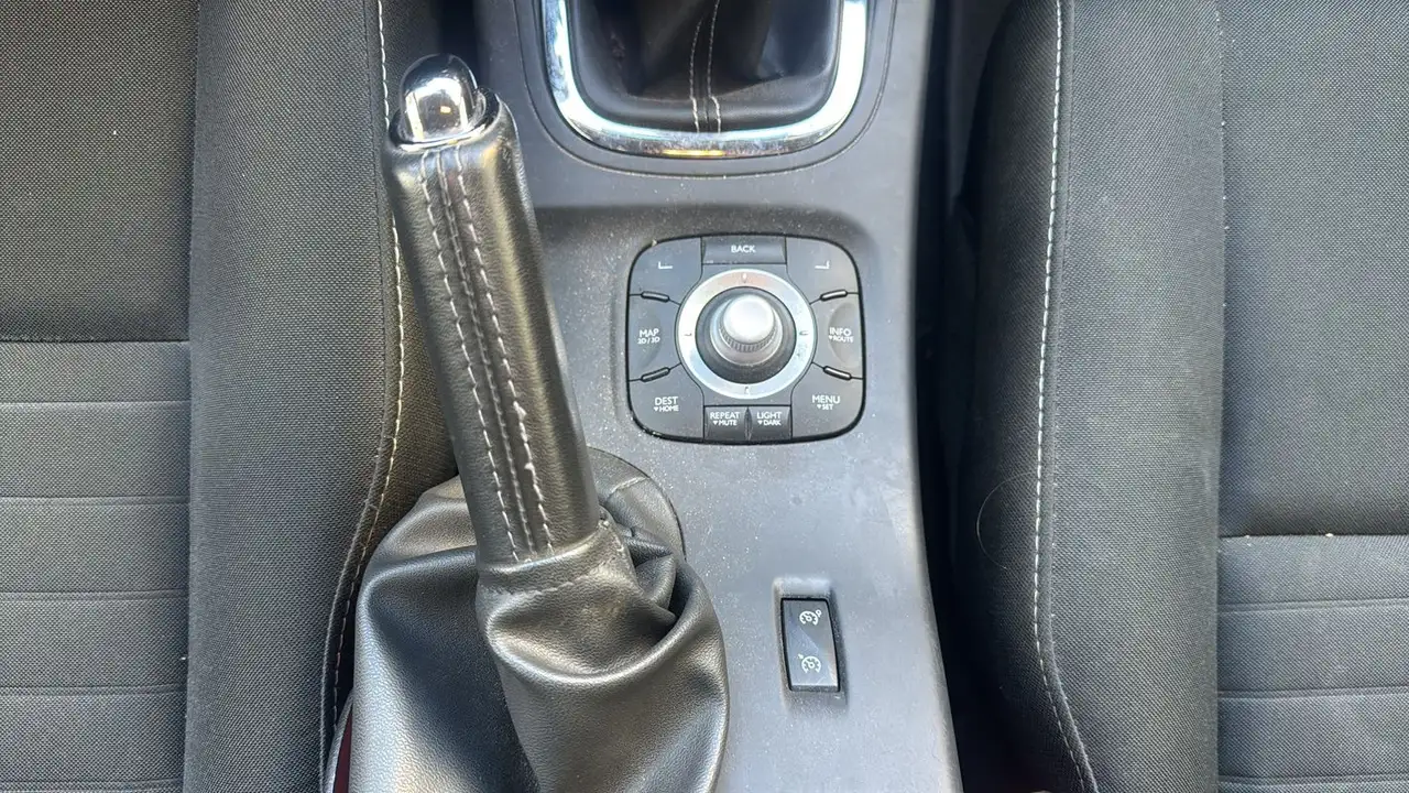 Renault Megane Citadine 5 portes — photo 26