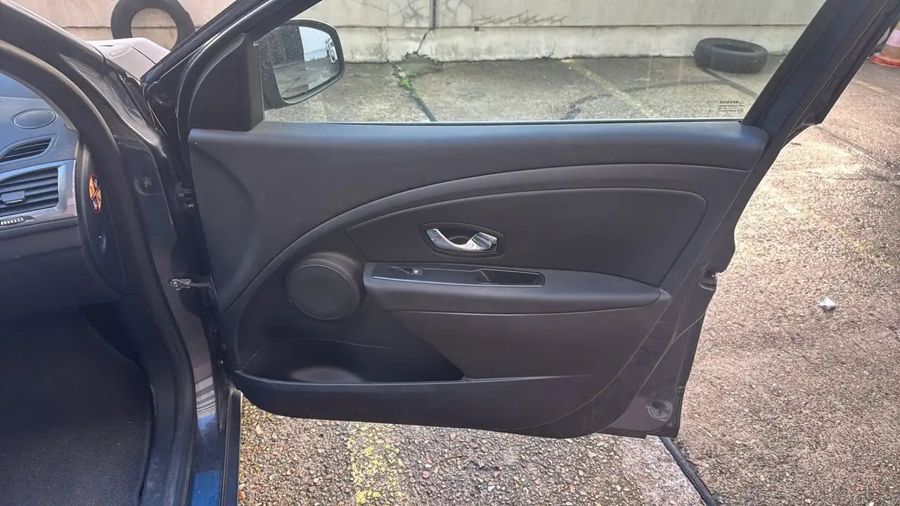 Renault Megane Citadine 5 portes — photo 23