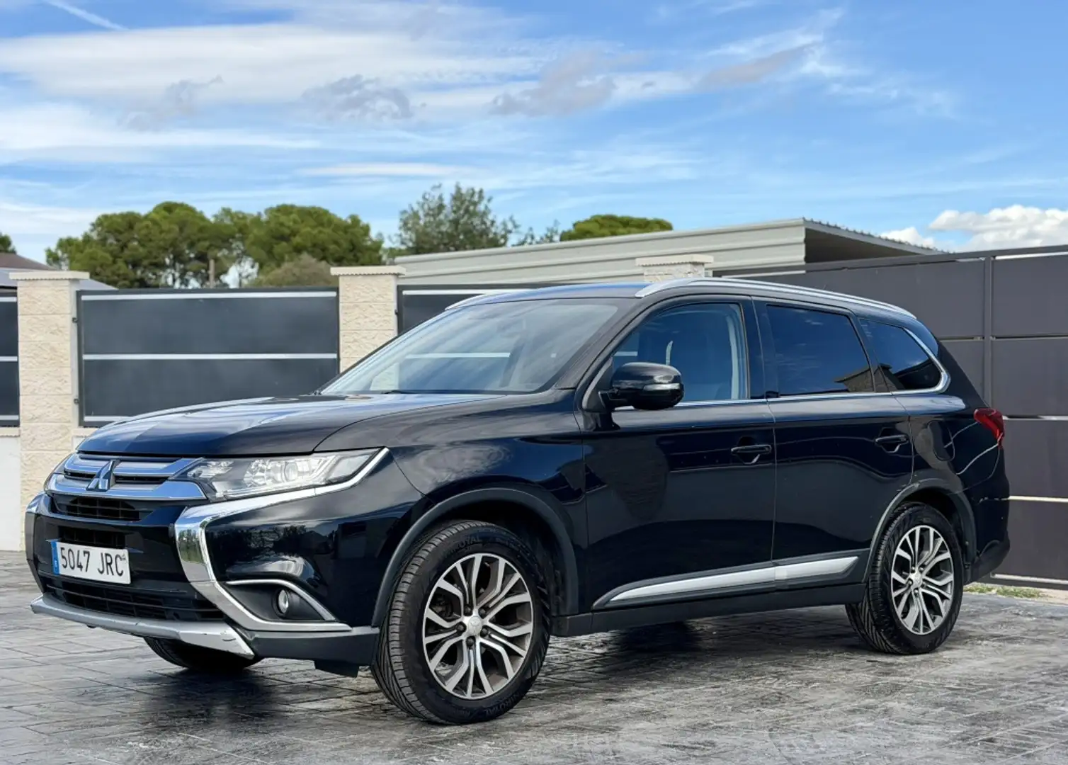 Mitsubishi Outlander 220DI-D Motion 2WD 5pl. Zwart - 2