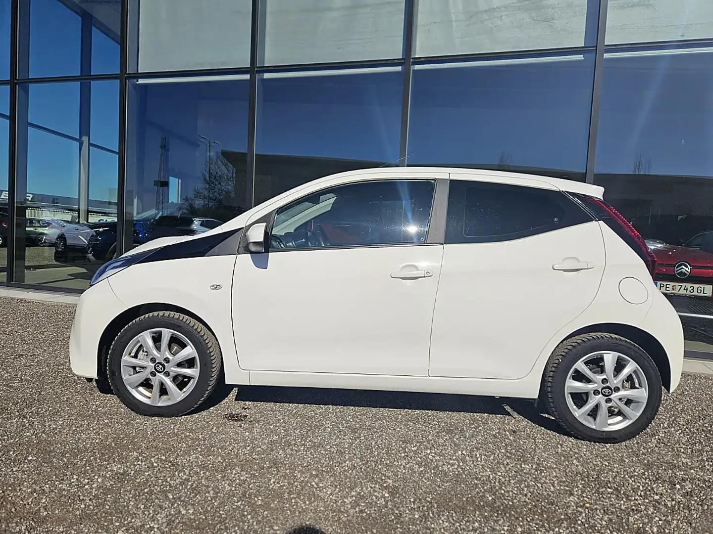 Toyota Aygo 1,0 VVT-i x-play x-shift Aut. Weiß - 2