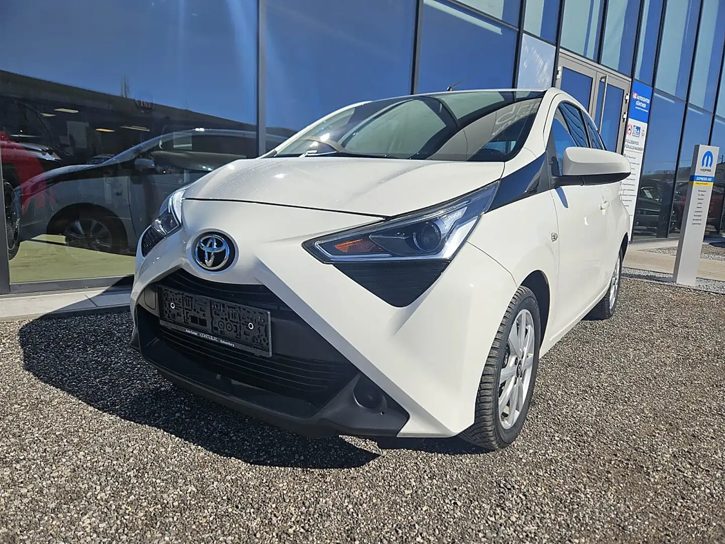 Toyota Aygo 1,0 VVT-i x-play x-shift Aut. Weiß - 1