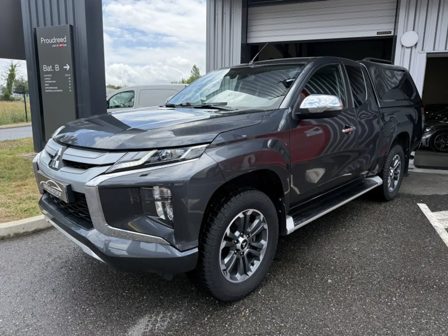 Mitsubishi L200 2.2 DI-D 150CH CLUB CAB INSTYLE Grijs - 1