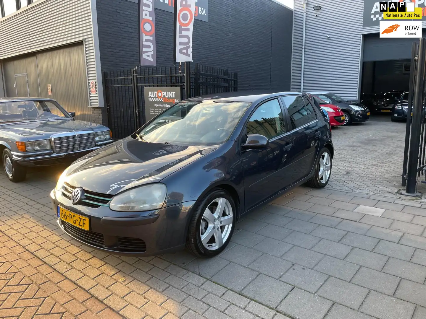 Volkswagen Golf 1.6 FSI Trendline Trekhaak Airco Navi NAP APK Blau - 1
