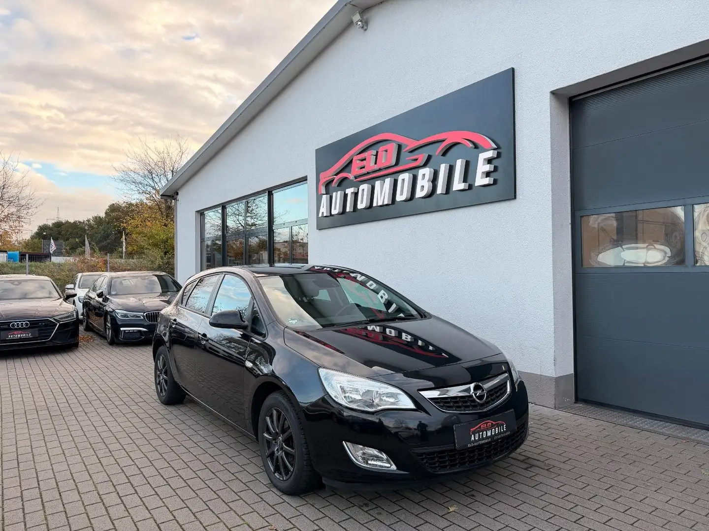 Opel Astra J Lim. Design Edition*Tempomat* Schwarz - 1