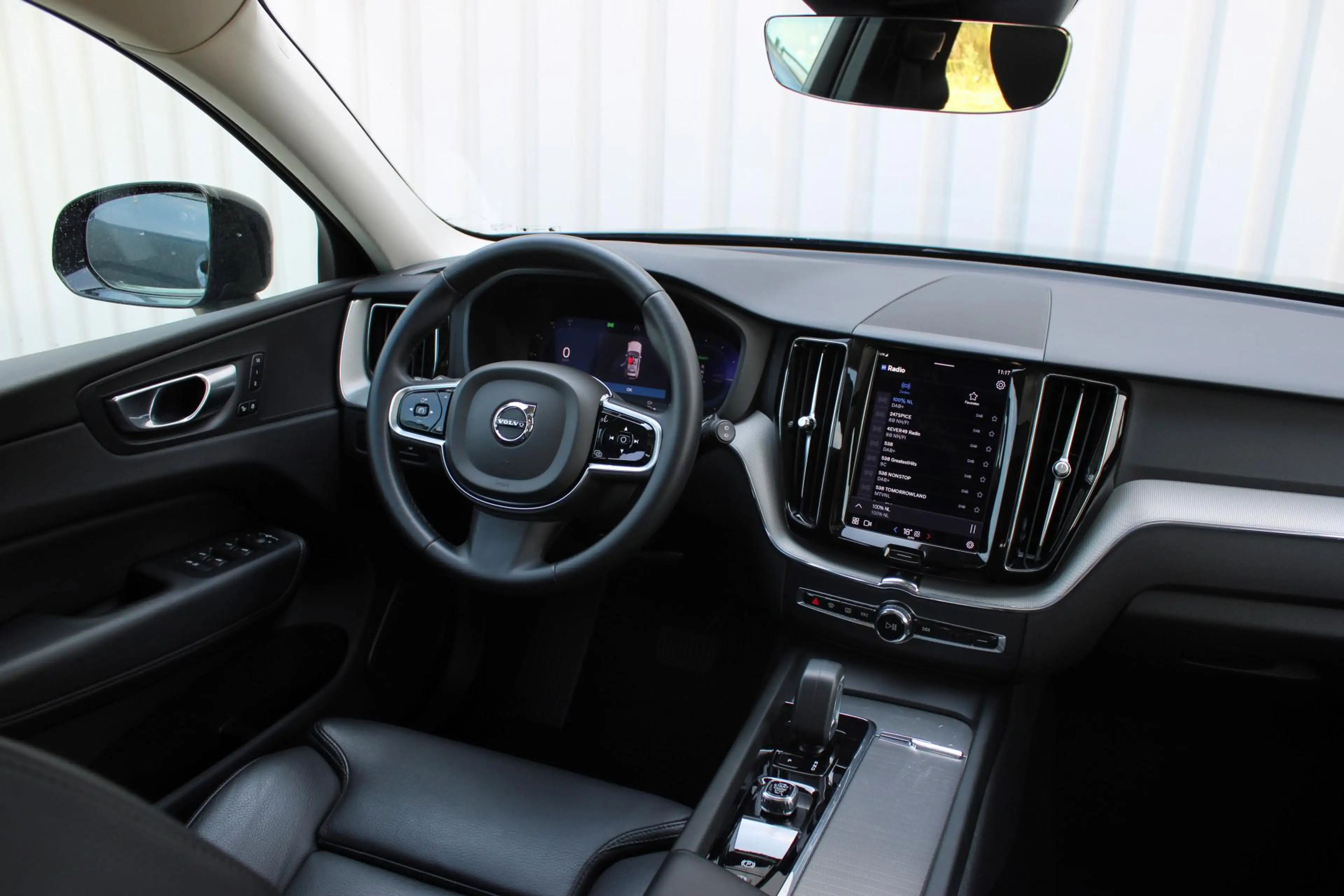 Volvo XC60 2.0 T6 Plug-in hybrid AWD Plus Dark | Incl. 12 maa — photo 2