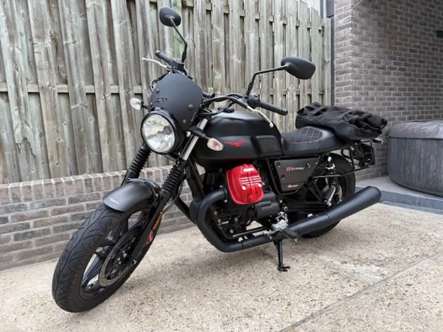 Moto Guzzi V 7 Moto Guzzi V7 III Carbon Czarny - 2