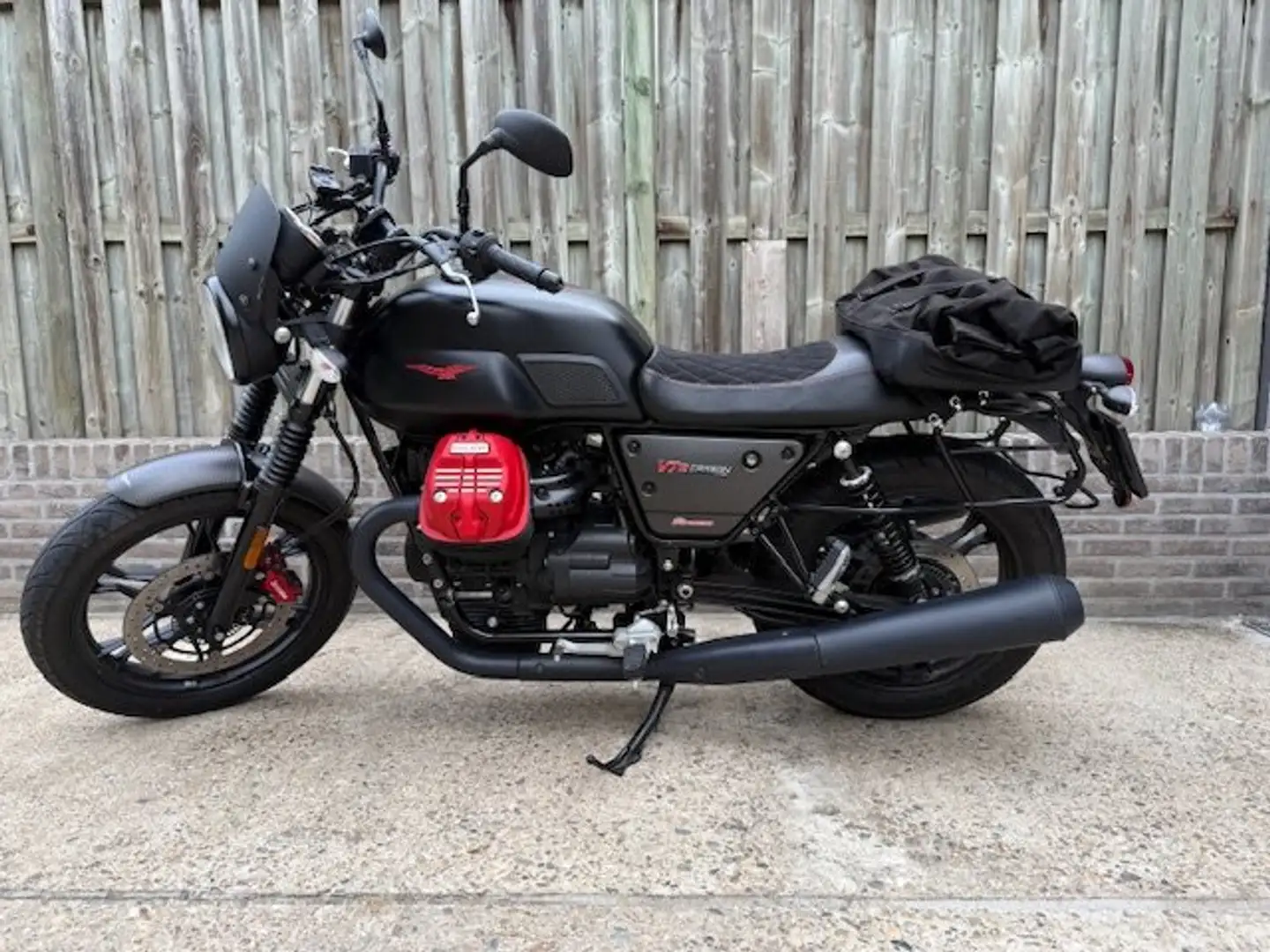 Moto Guzzi V 7 Moto Guzzi V7 III Carbon Czarny - 1