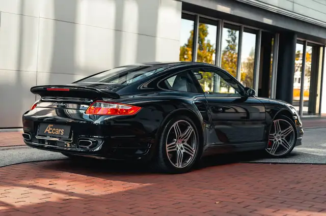 Porsche 911 view 3