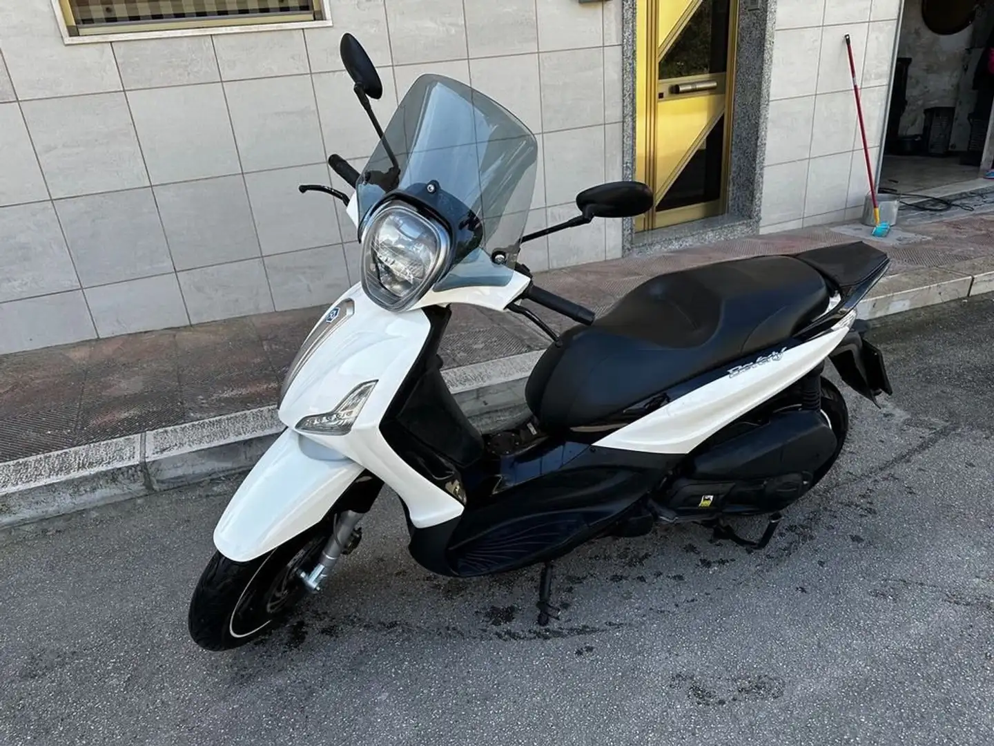 Piaggio Beverly 125 Piaggio Beverly 125 Bílá - 1