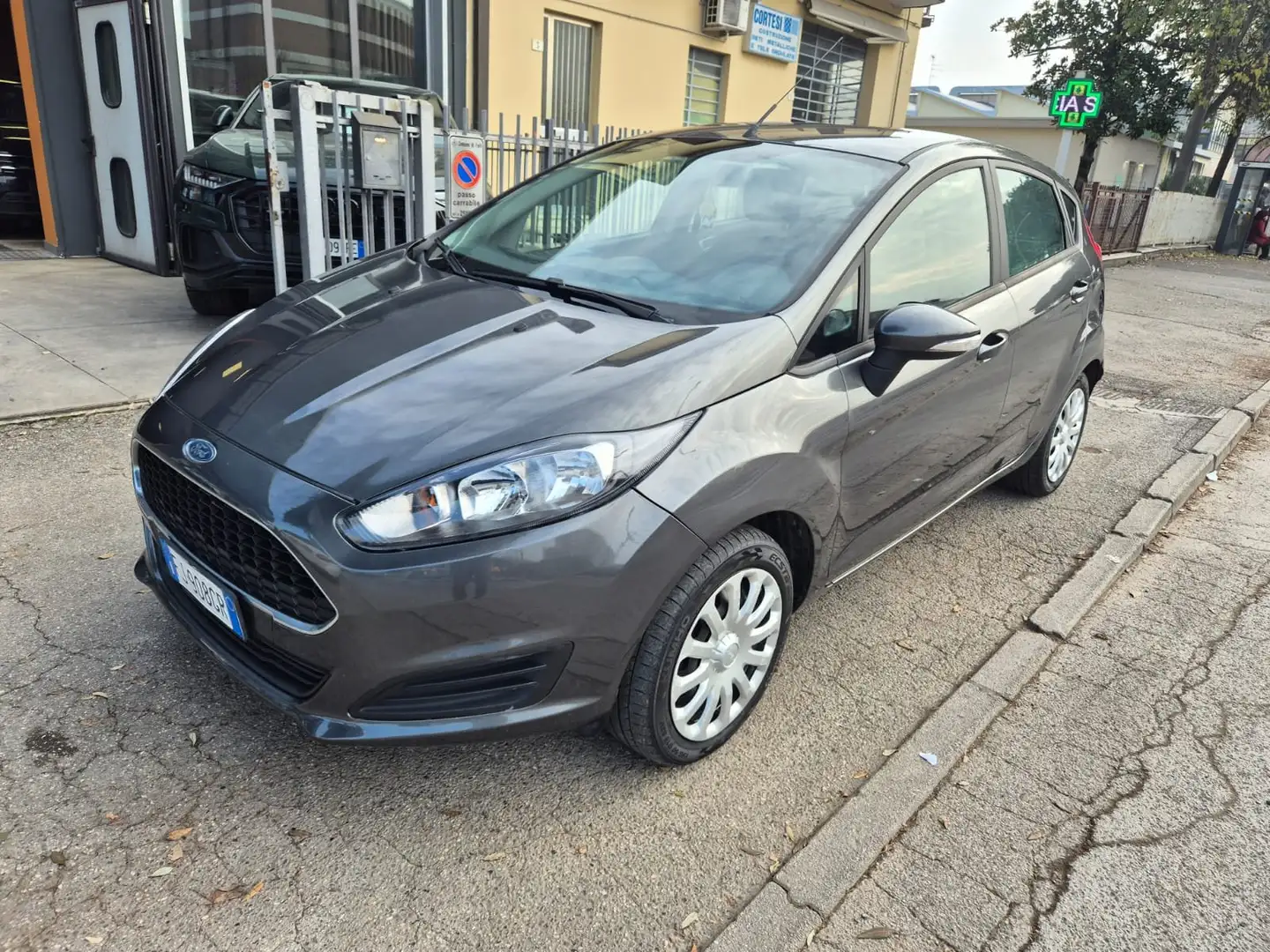 Ford Fiesta Fiesta 5p 1.5 tdci Plus 75cv E6 Gris - 2