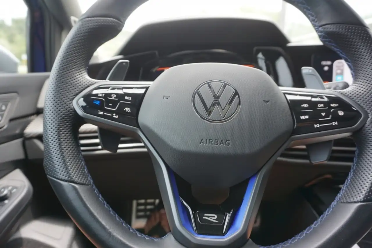 Volkswagen Golf R снимка Volkswagen Golf R
