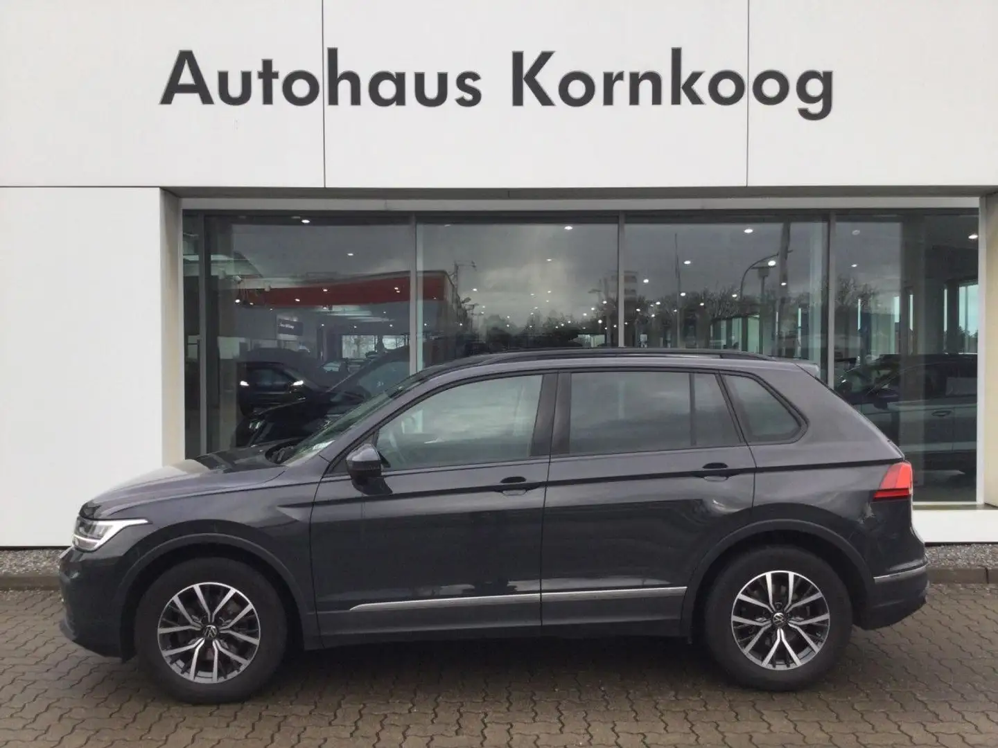 Volkswagen Tiguan 1.5 TSI DSG Life LED NAVI APP ACC AHK Klima Grijs - 1