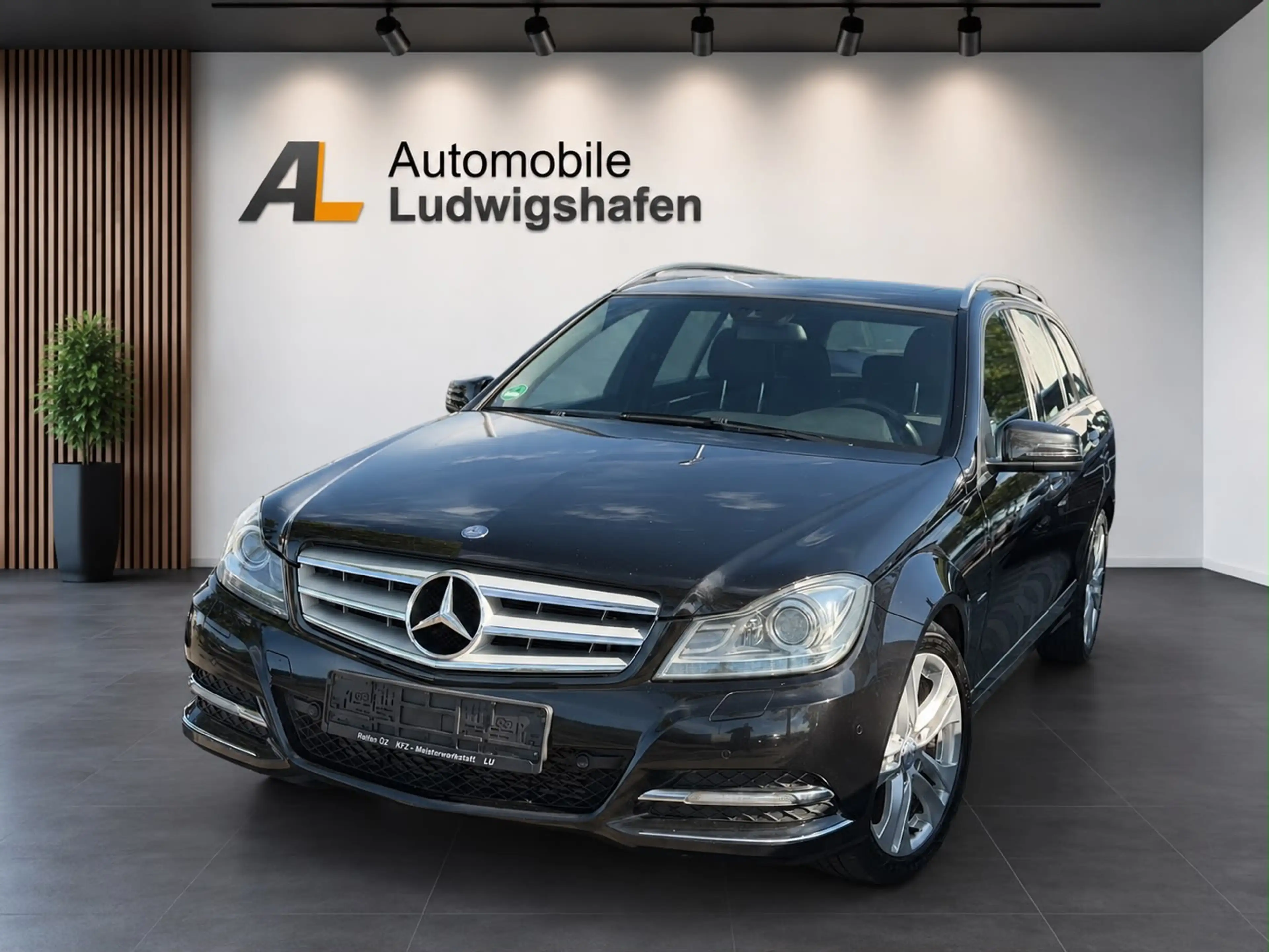 Mercedes-Benz C 250 C 250T/Navi/Xenon/Leder/BlueEfficiency — photo 2