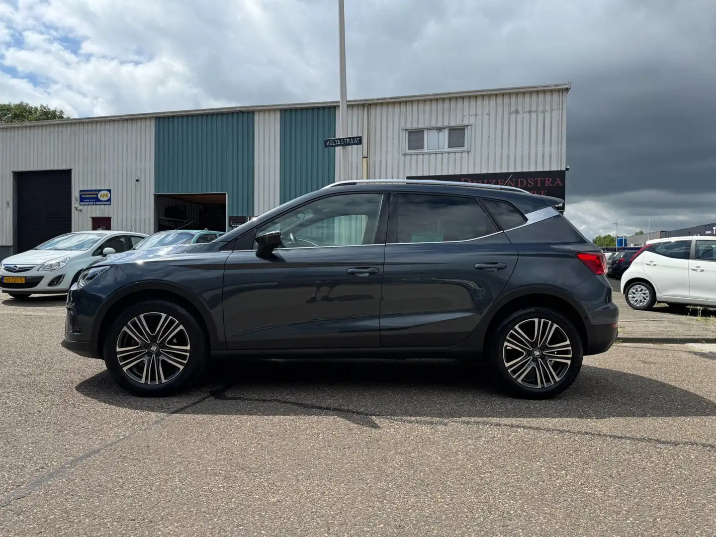 SEAT Arona 1.0 TSI Xcellence Business Intense Grijs - 2