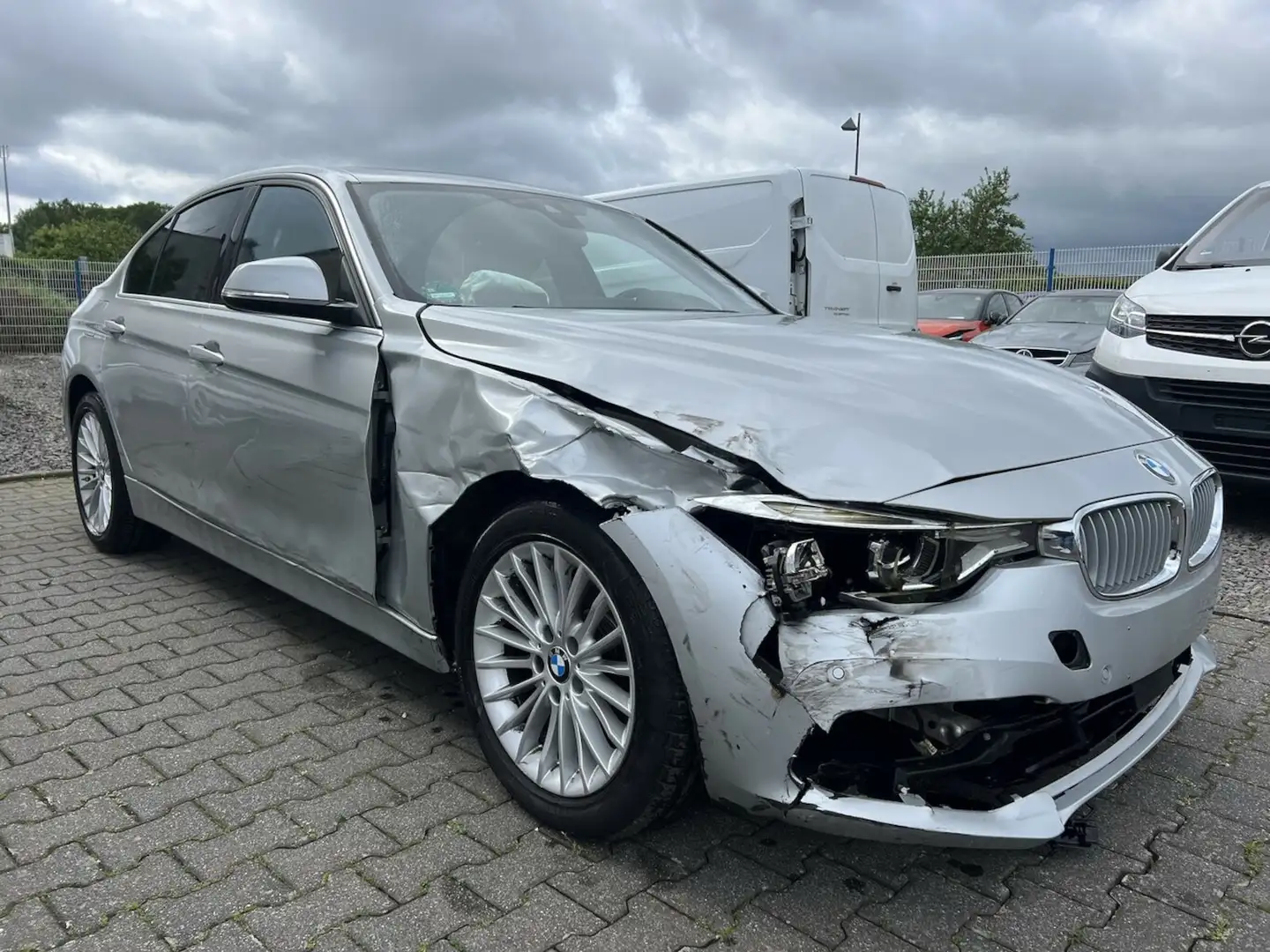 BMW 320 320i Lim. xDrive Luxury, 2.0 Benzin, Automatik Grau - 2