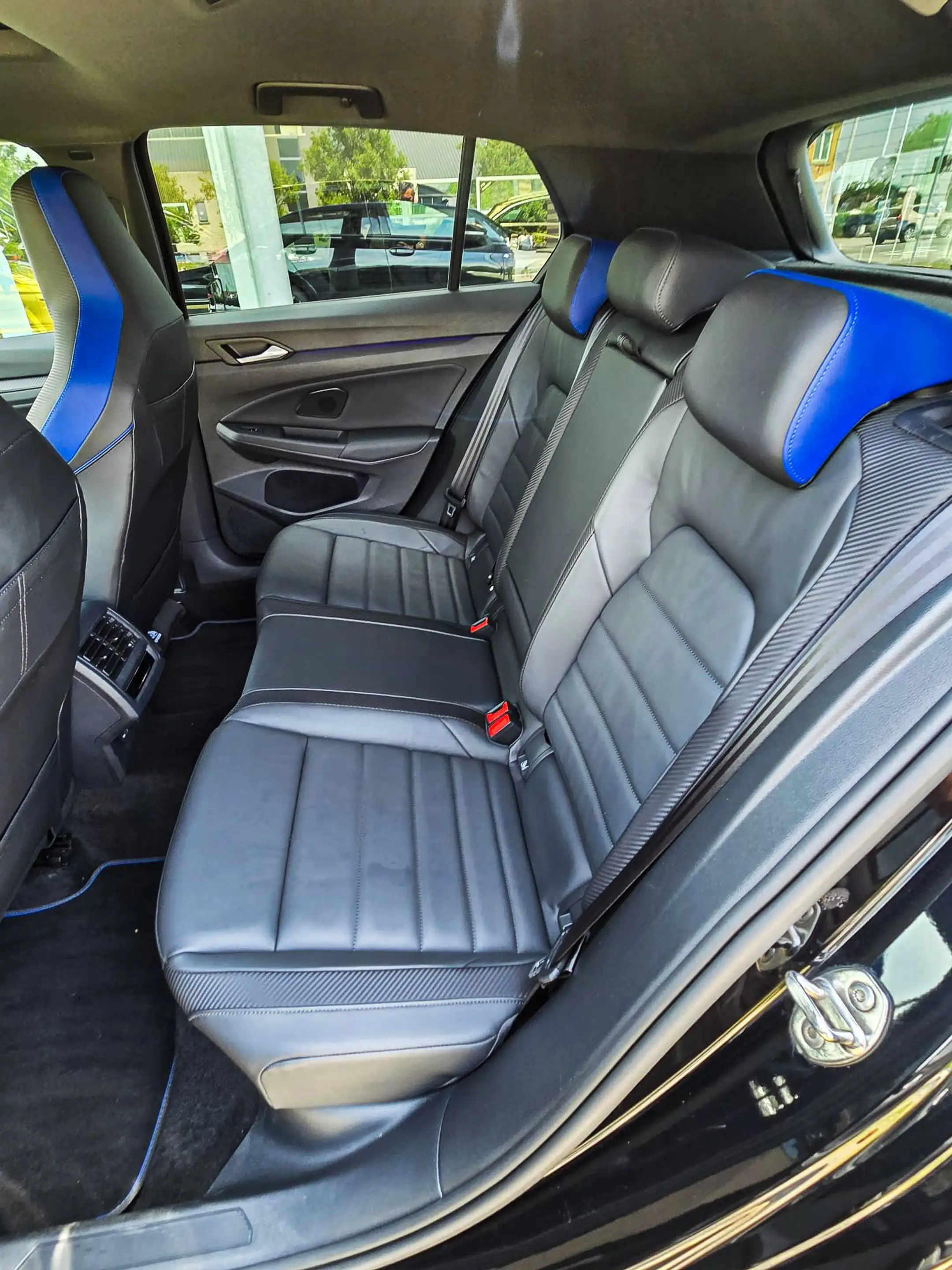 Volkswagen Golf R — photo 15