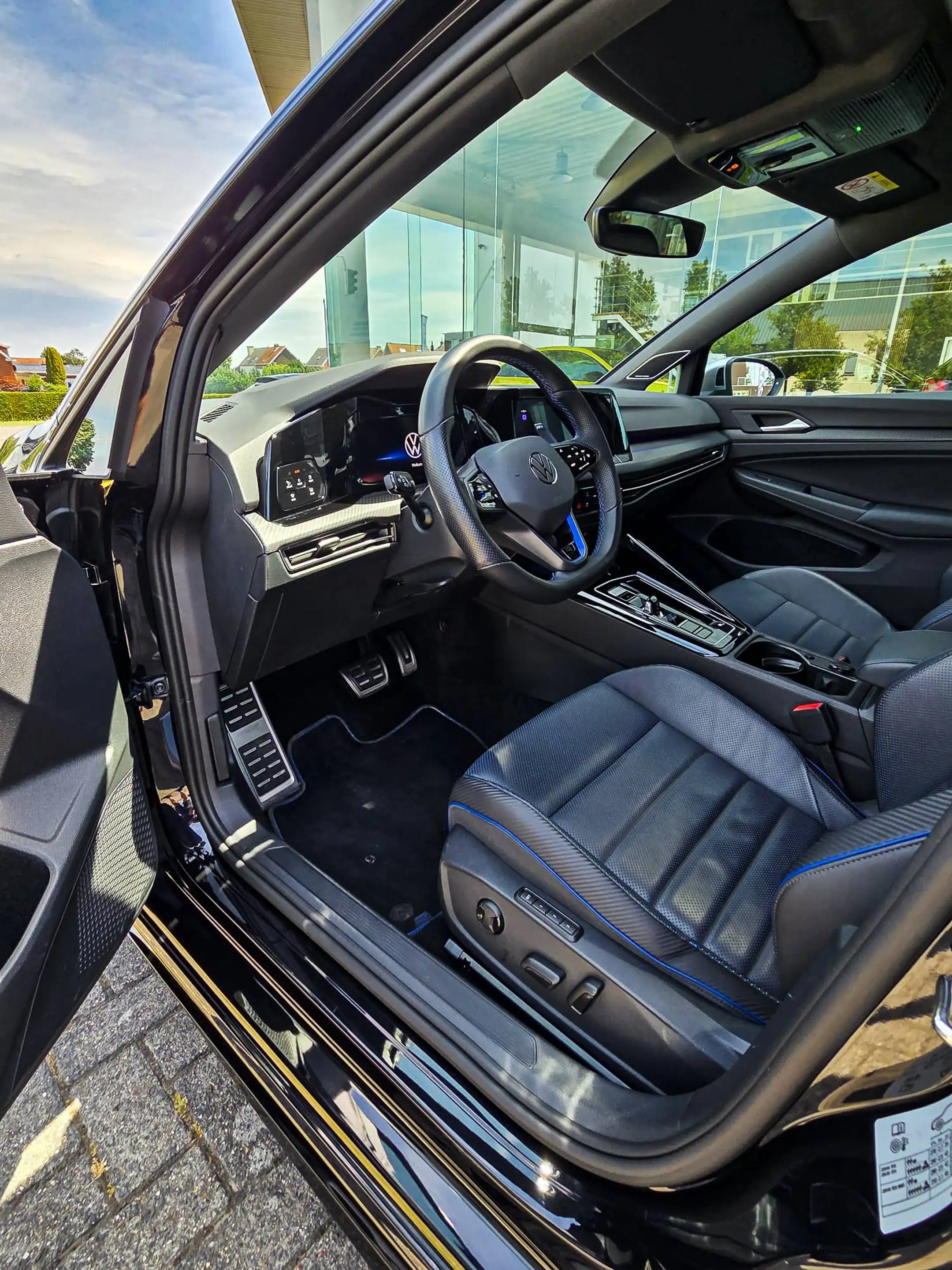 Volkswagen Golf R — photo 11