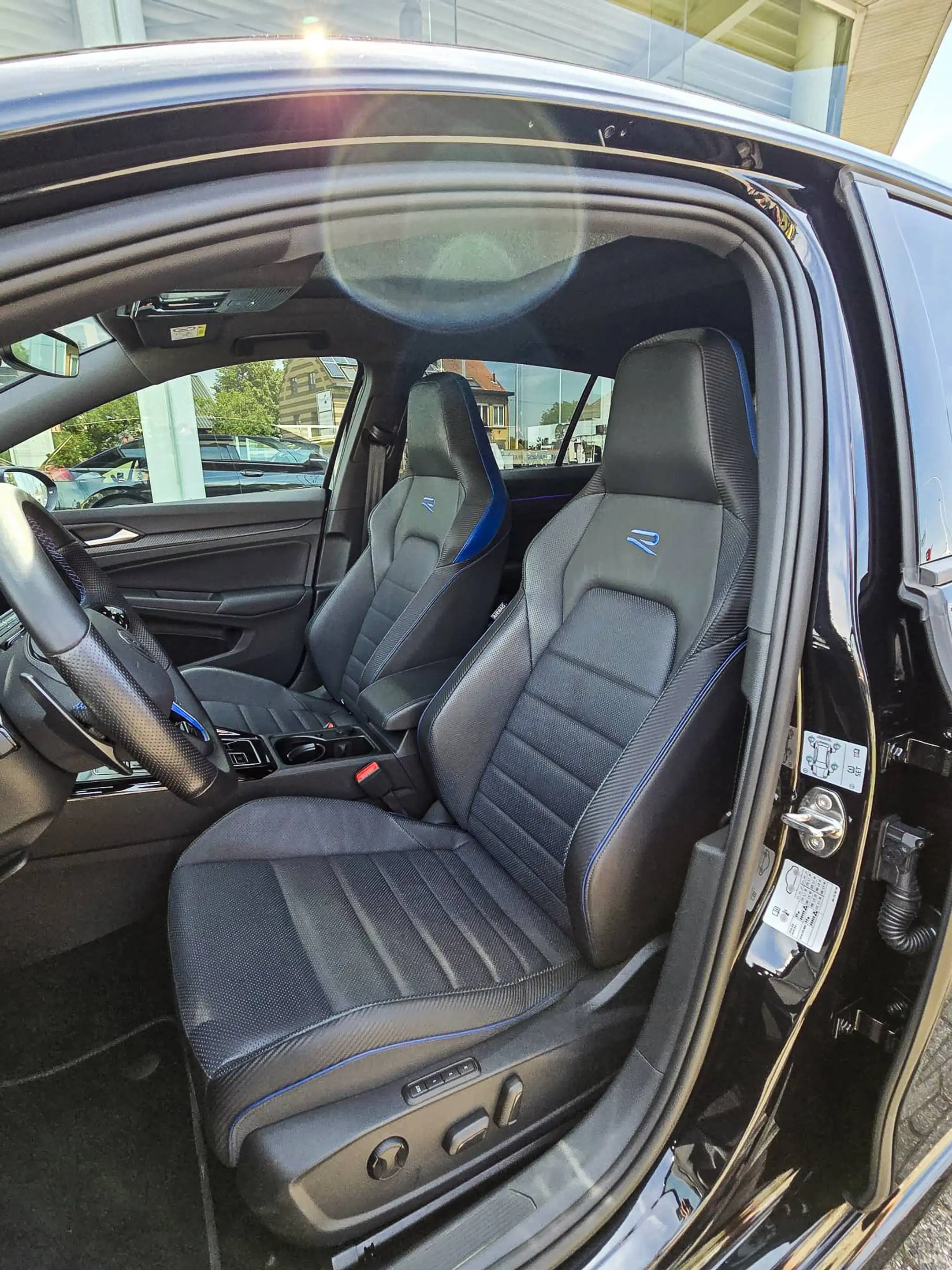 Volkswagen Golf R — photo 12
