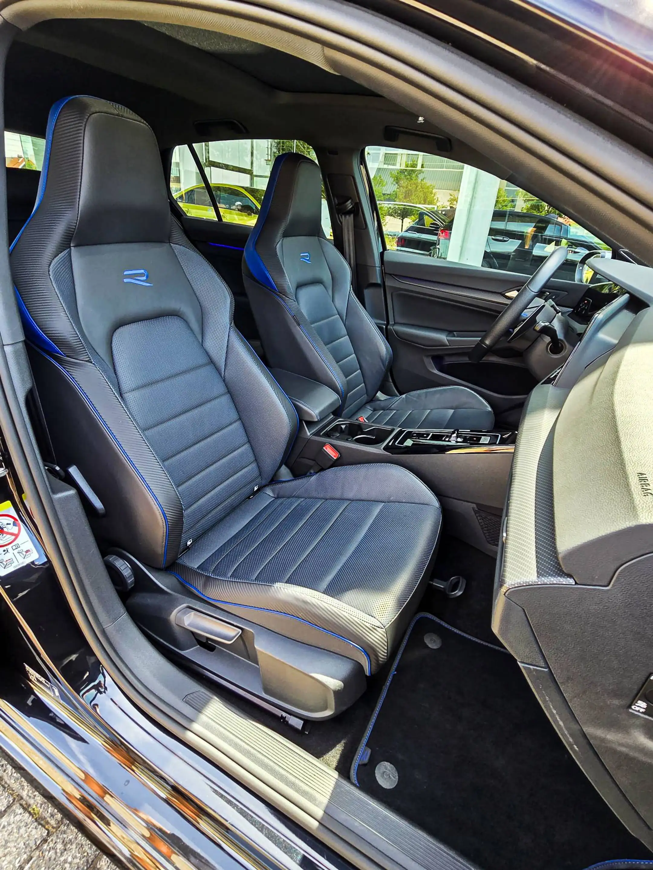 Volkswagen Golf R — photo 14