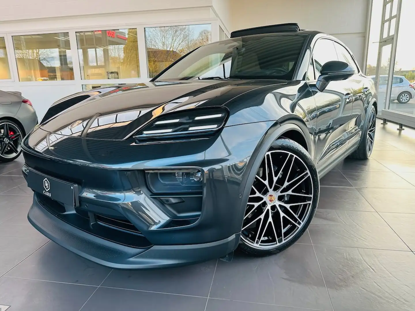 Porsche Macan e-Macan 4 100 kWh ** GARANTIE + TOIT PANO + FULL** Серый - 1