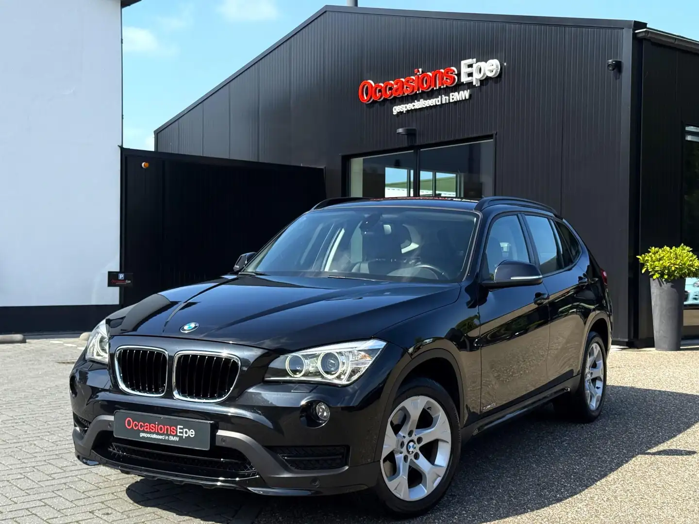 BMW X1 SDrive18i Sport Line M- Stuurwiel Black Sapphire Noir - 1