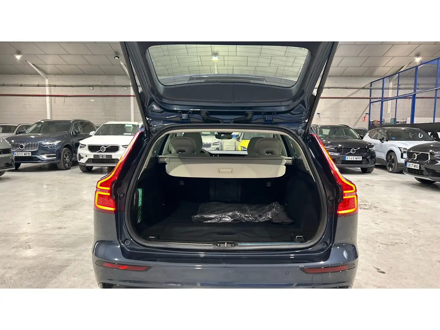 Volvo V60 B4 Plus Dark Aut. Albastru - 2