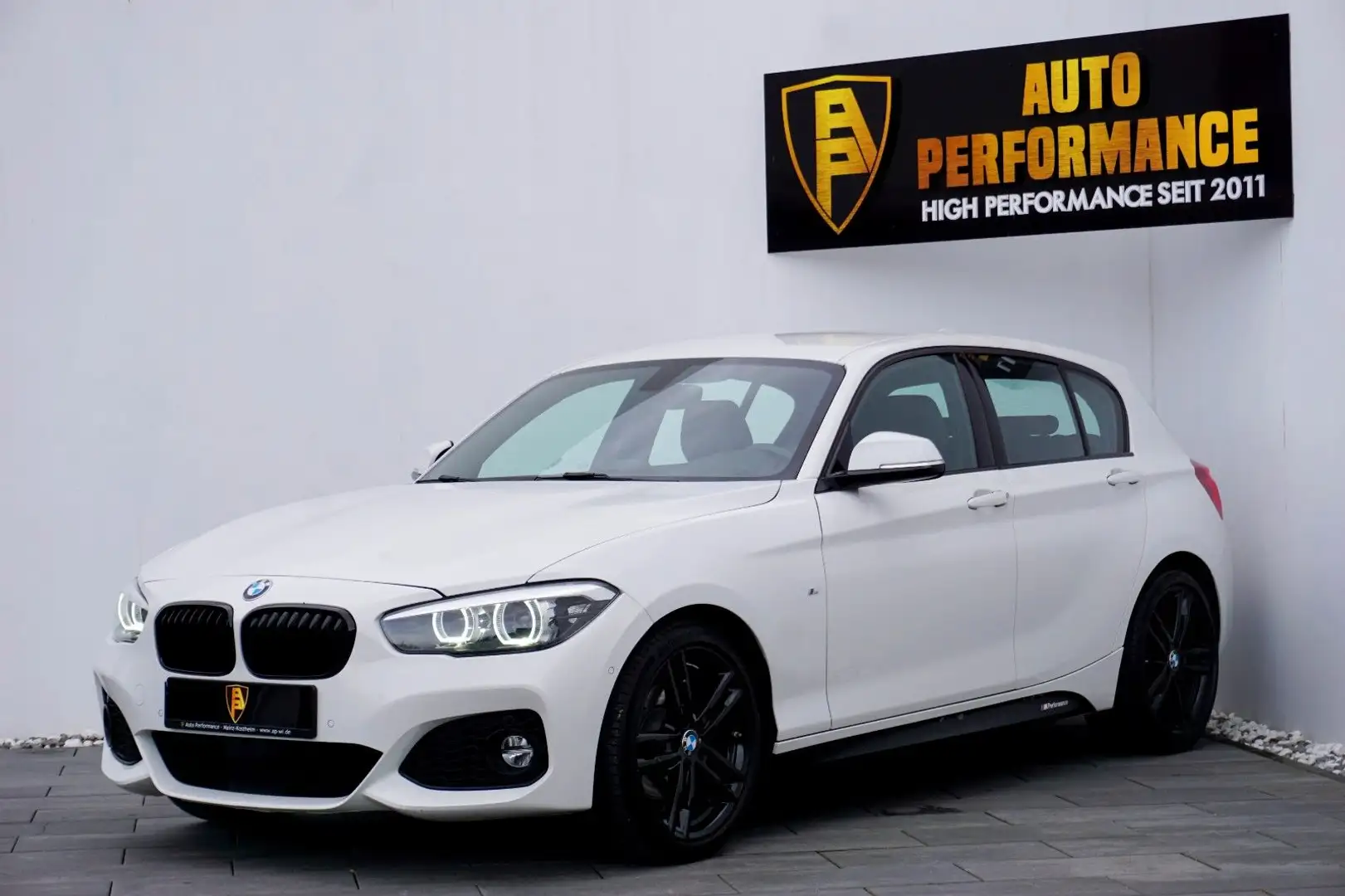 BMW 120 i Aut. *M-Sportpaket~Navi~LED~ACC~Leder* Wit - 1