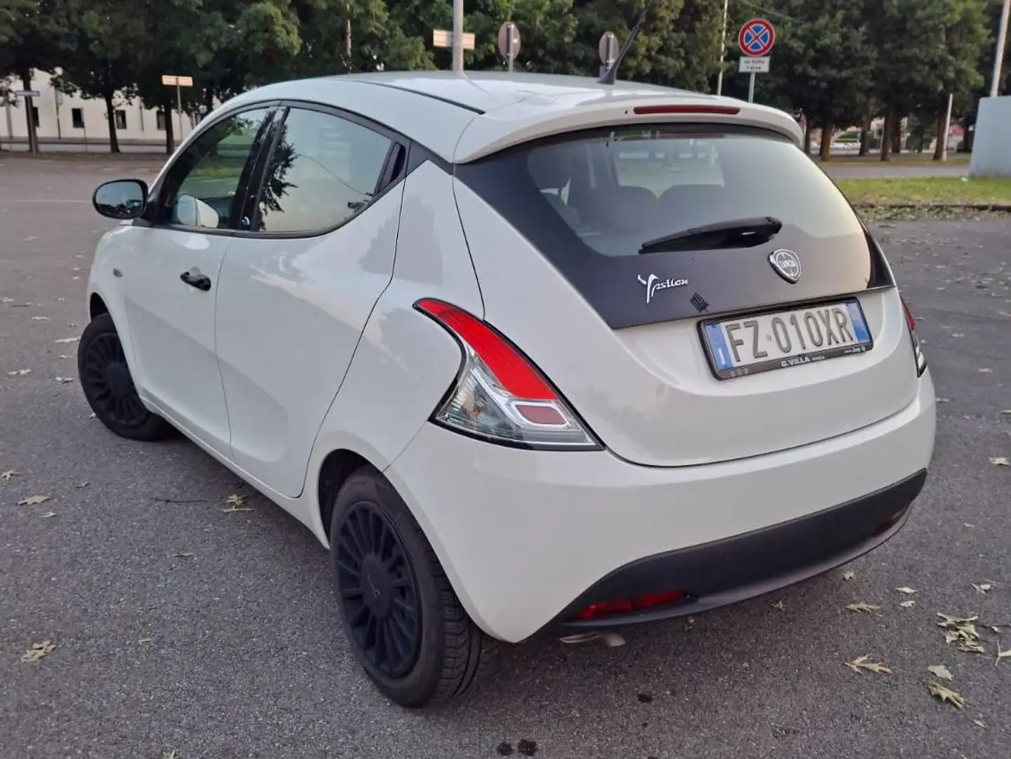 Lancia Ypsilon Ypsilon III 2015 1.2 Elefantino Blu s Bianco - 2