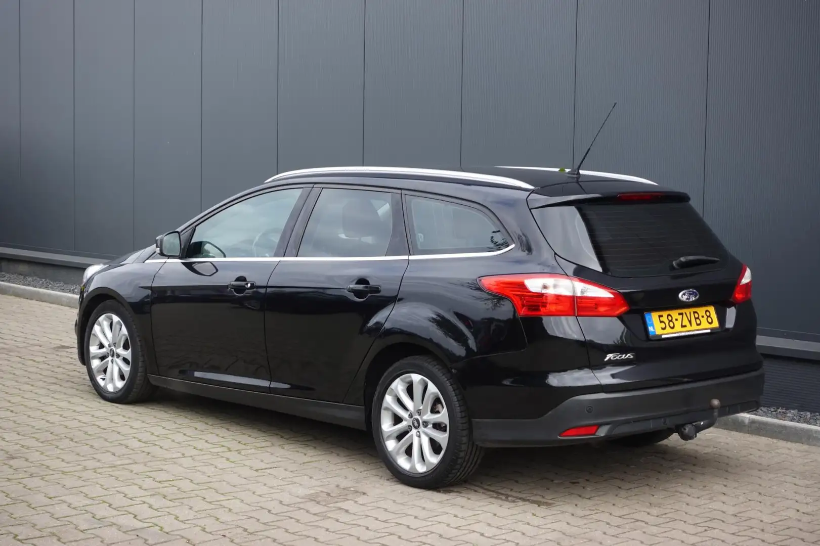 Ford Focus Wagon 1.6 TDCI ECOnetic Lease Titanium Zwart - 2