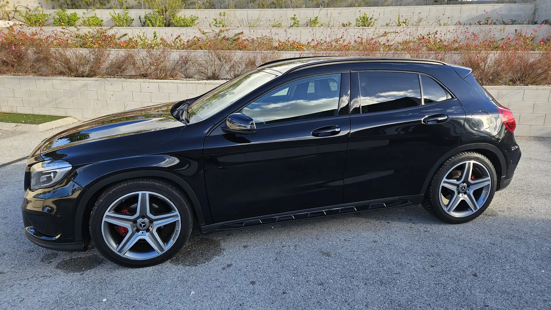 Mercedes-Benz GLA 180 AMG Line Negro - 2